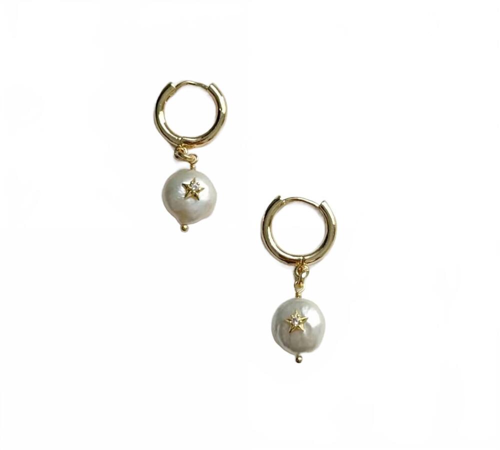 NEW TRAMPS+THIEVES women's chaska huggie hoop earrings in gold